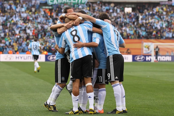 Argentina se adelantó con un golazo de Heinze