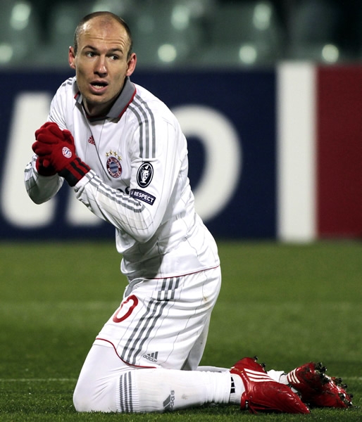 Arjen Robben se lamenta por una falla.