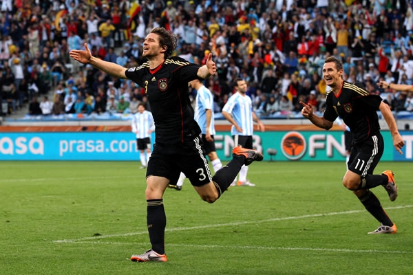 Arne Friedrich festeja el 0-3