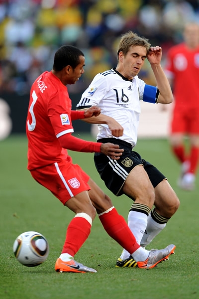 Ashley Cole chocó con Lahm