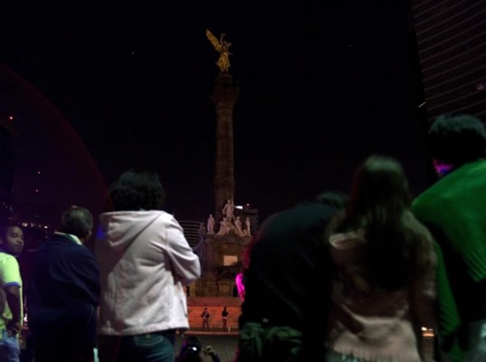 Aunque no tuvo luz, el Ángel recibió la visita de aficionados que festejaron el triunfo del Tri sobre Costa Rica.