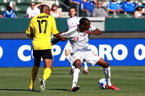 Austin matiene la media cancha amarilla.