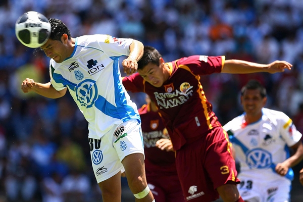 Ayala pelea duro la pelota por los aires.