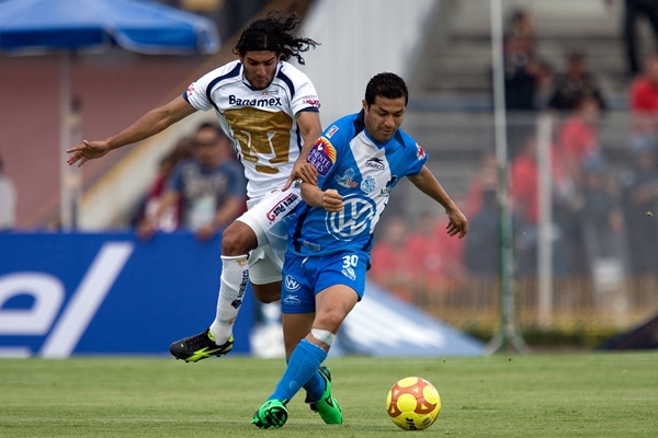 Ayala quitandose la marca de Bravo