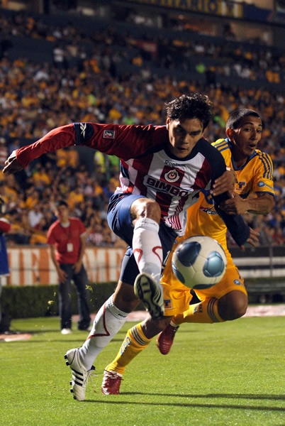 Baez ingresando al área rival