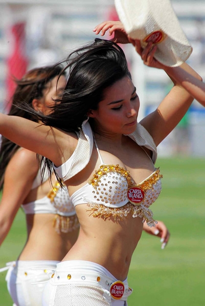 Bailando y animando a las tribunas