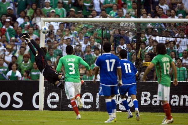 Balazo para el gol salvadoreño