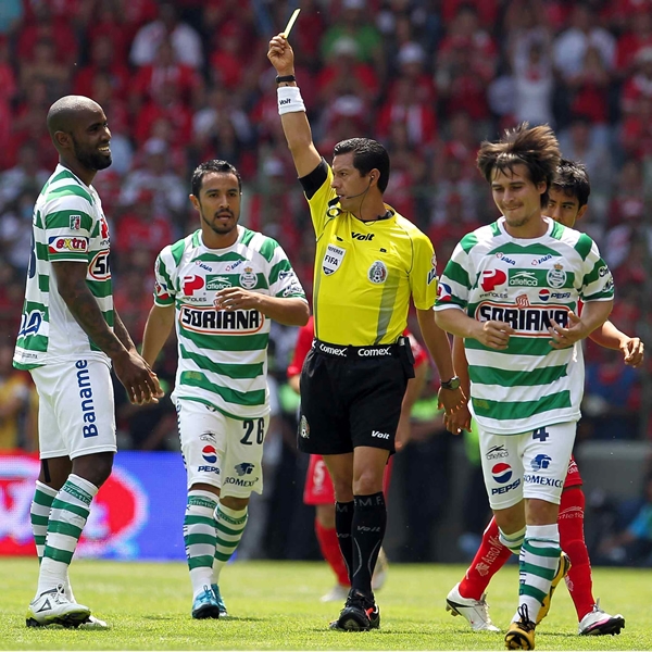 Baloy fue amonestado muy temprano.