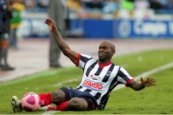 Baloy no impide que el esférico salga