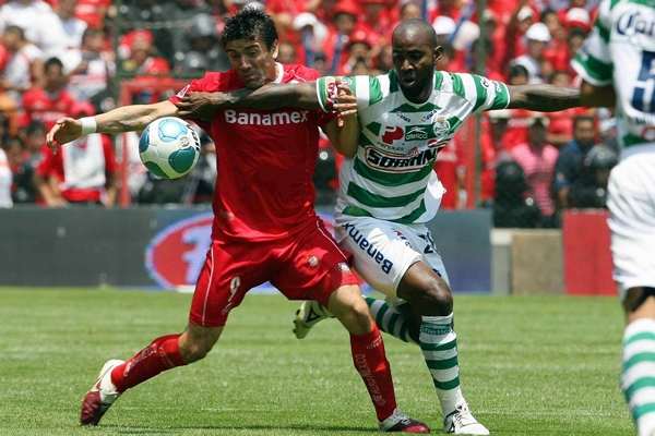 Baloy no le dejó espacios a Mancilla.