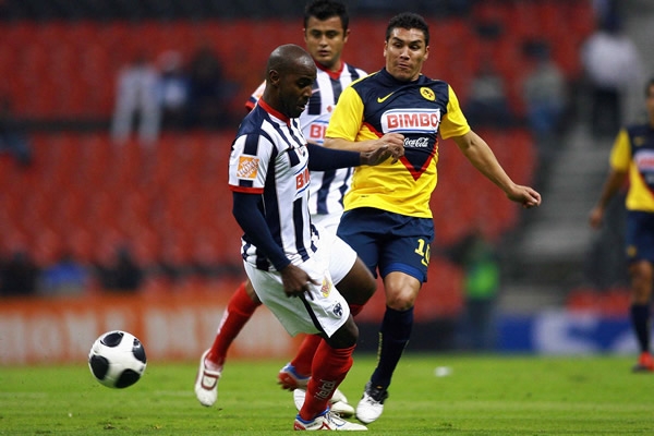 Baloy retiene el esférico