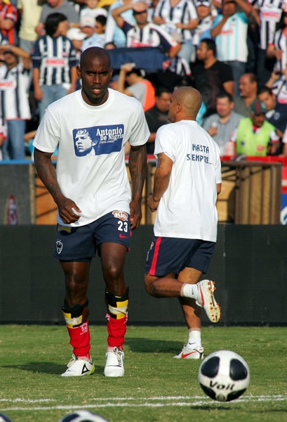 Baloy y Chupete portando la camiseta de De Nigris