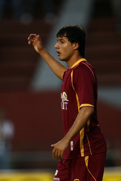 Bareiro anotó los dos goles de Estudiantes.