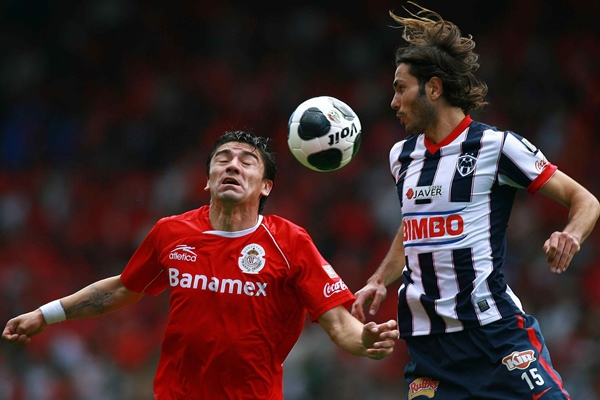 Basanta y su gran técnica para defender su zona.