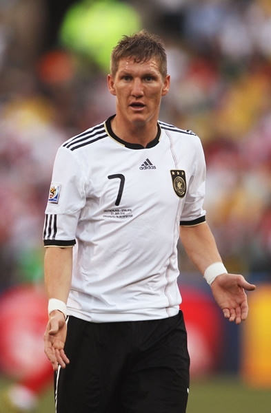 Bastian Schweinsteiger le pide orden a sus compañeros