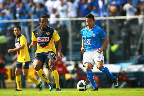 Beausejour y Villaluz pelean el esférico
