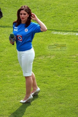 Bella reportera con la casaca del Cruz Azul.