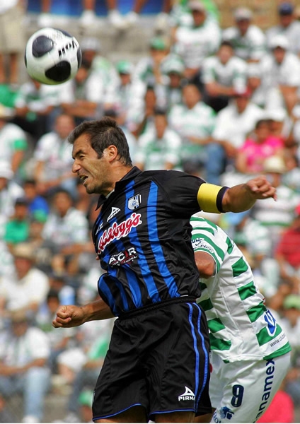 Beltrán ganando un balón por aire