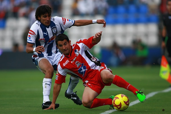Benítez presiona por todo el frente de ataque.