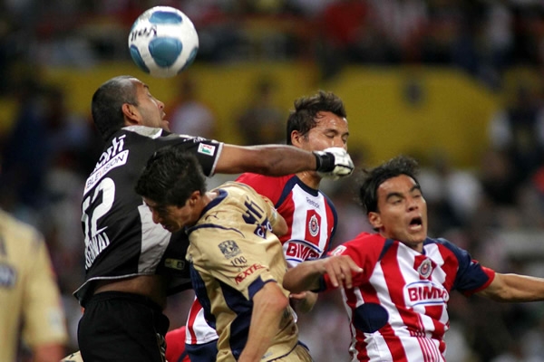 Bernal abanicó un centro que pudo terminar en gol