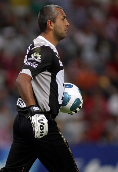 Bernal protegió con todo su meta