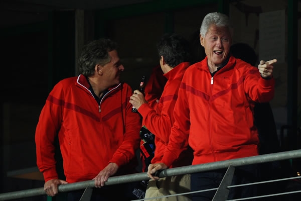 Bill Clinton también llegó al estadio