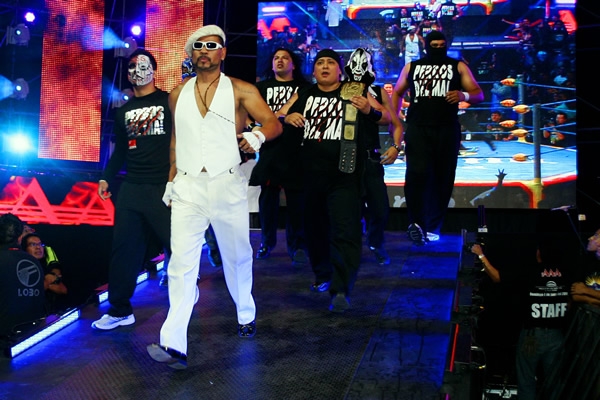 Con Black Warrior a la cabeza apareció el resto de los luchadores
