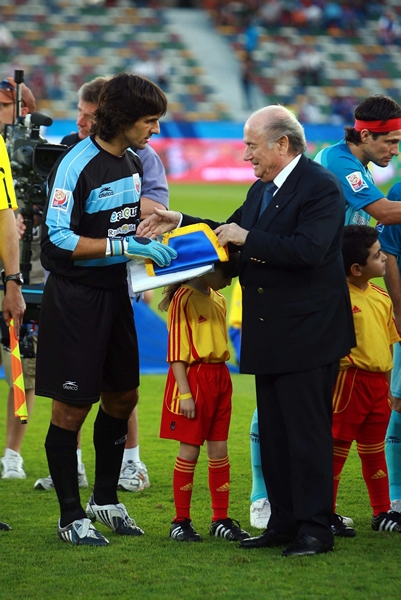 Blatter le dio el banderín al Capitán Vilar.