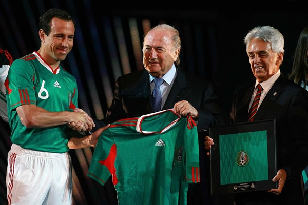Blatter recibió la playera dle Tri.