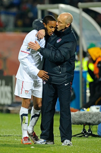 Bob Bradley consulea a Ricardo Clark