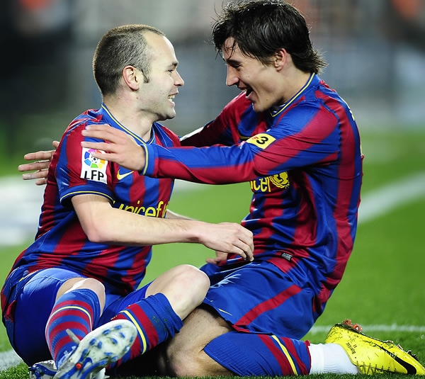 Bojan e Iniesta felices tras la contundente victoria culé.