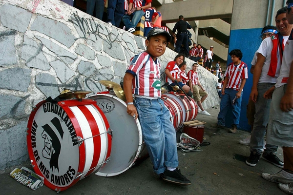 Bombos de Chivas ante América