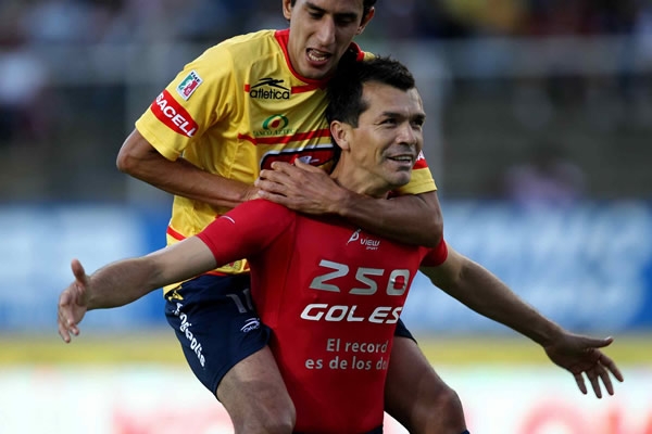 Borgetti firmó las tablas en el partido