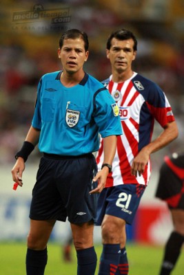 Borgetti veía al silbante cuando no tenía la pelota.