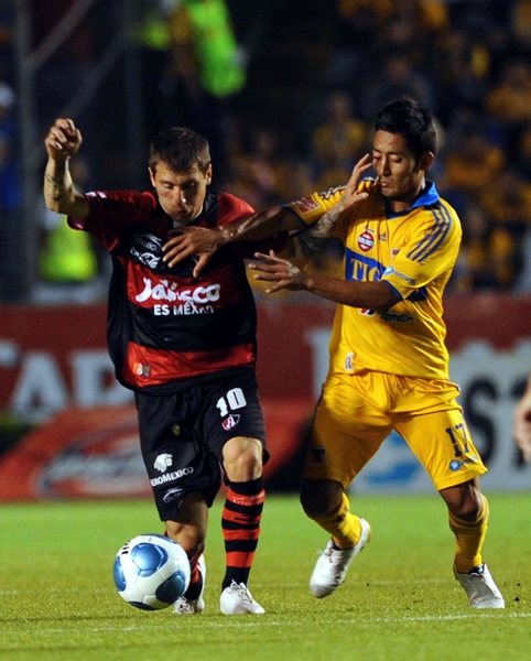 Botinelli defiente como un zorro la pelota.