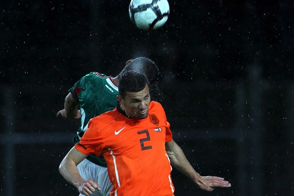 Boulahouz, ganando el remate Javier Hernández