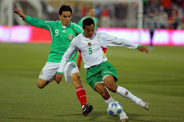 Bravo presiona a la defensa sudamericana.