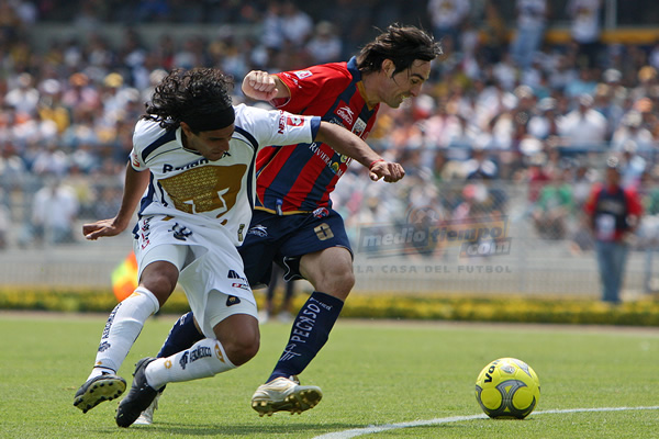 Bravo y Espinoza en lucha por el esférico.