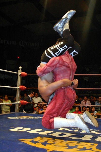 Brutal Martinete de ElektroShock al Hijo de Máscara Año 2000.