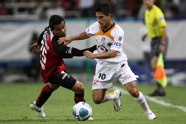 Buen duelo entre rojinegros y felinos