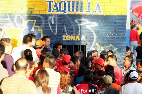 Buena afluencia para conseguir boletos para el partido