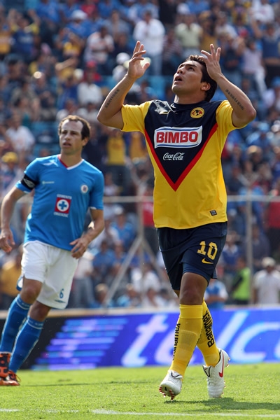 Cabañas festeja el 0-1 que fue de penalti