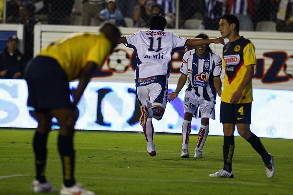 Cacho marcó el 2-0 al 85