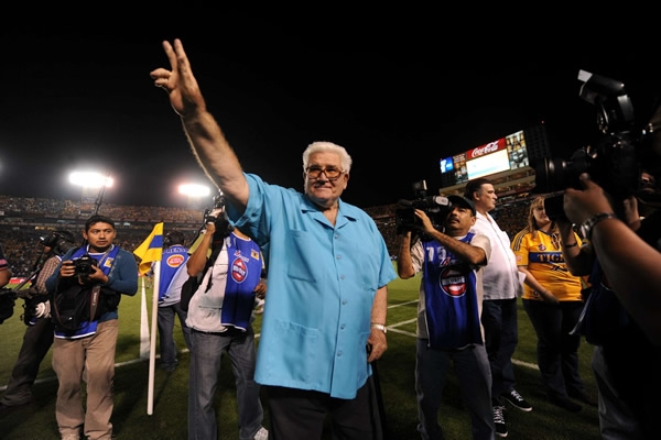 Calros Miloc recibió un merecido homenaje
