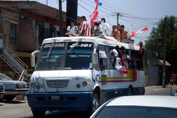 Camión chiva para el Clásico