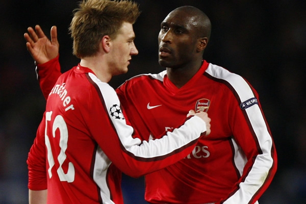 Campbell felicita al autor de los dos primeros tantos de Arsenal.