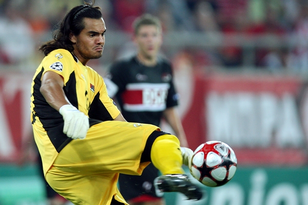 El cancerbero del AZ Sergio Romero, despejó con fuerza.