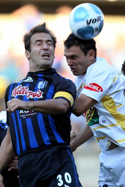 Capitán Beltrán despeja el esférico