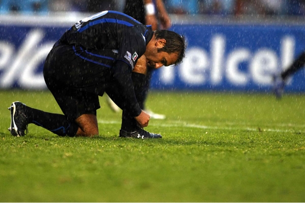 Capitán Beltrán se amarra el zapato