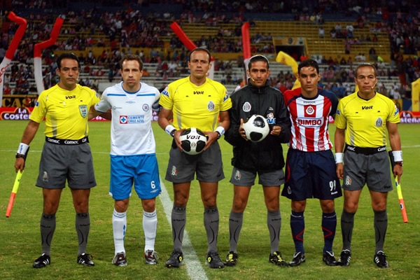 Capitanes y cuerpo arbitral